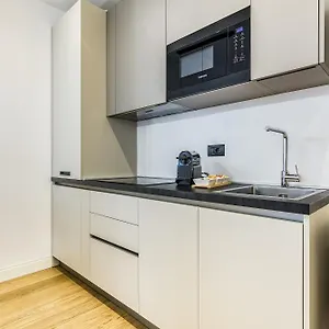https://beplace-apartments-in-san-babila.italymilanhotels.net